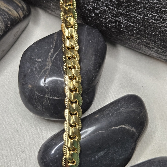 Large Gold Scalloped Herringbone Chain - Picture 9 of 15